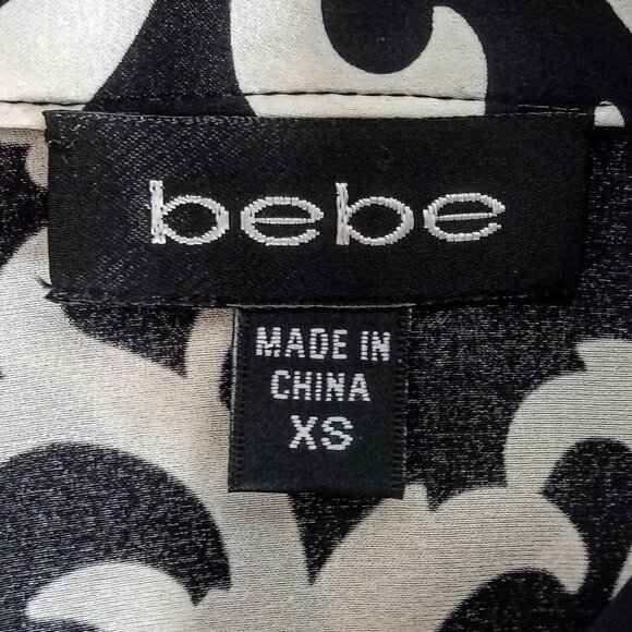Bebe Signature Logo B&W Silk Print SS Blouse - Picture 3 of 5